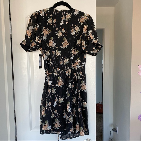 🆕Lulu’s Floral Print Wrap Dress - Picture 5 of 9